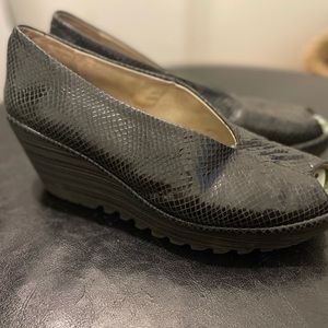 Woman’s 41 Black Fly London peep toe wedges